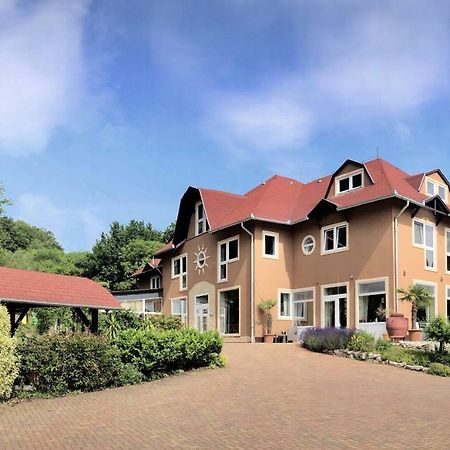 Bonne Chance Restaurant And Hotel Bazakerettye Екстер'єр фото