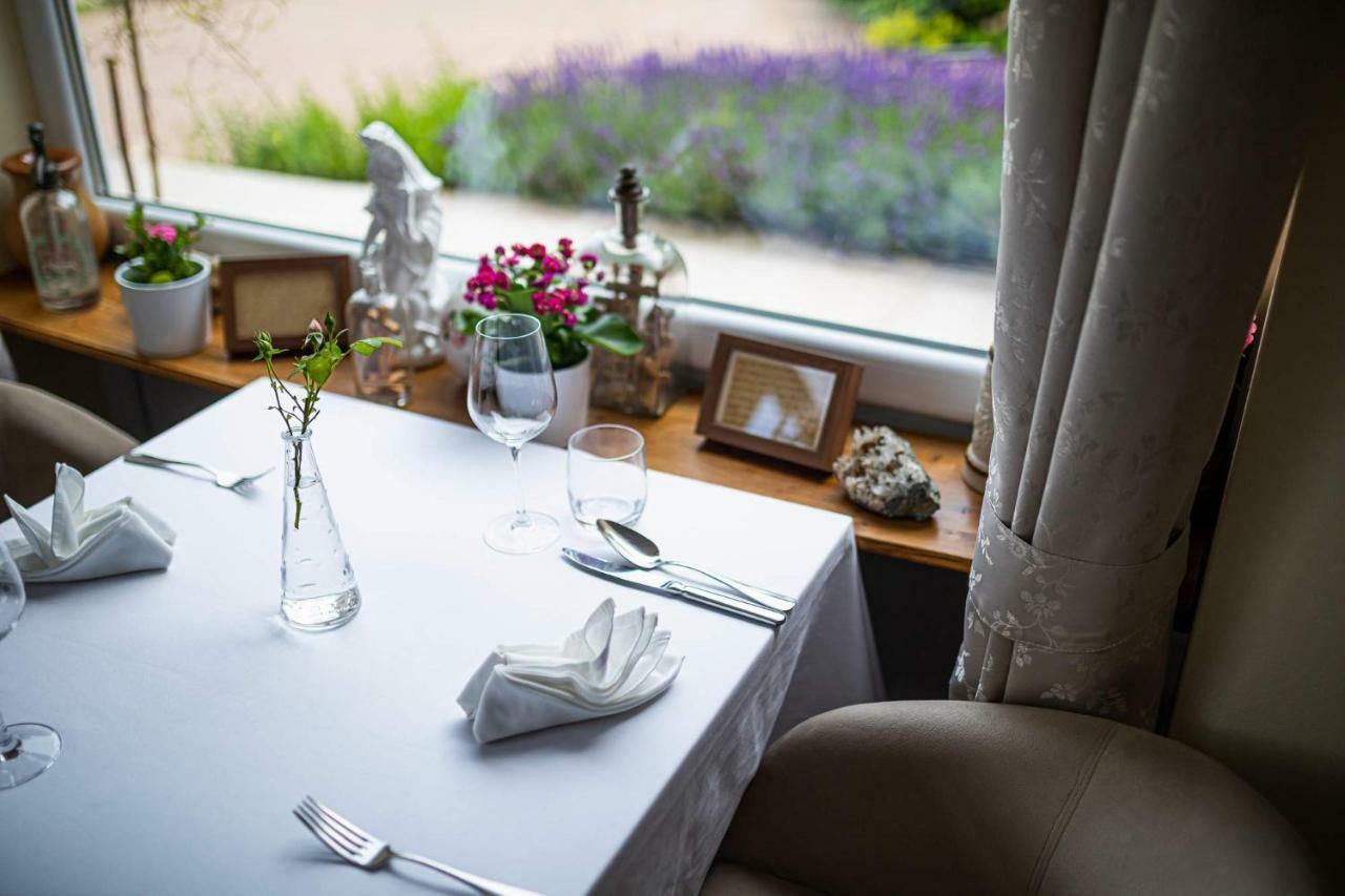 Bonne Chance Restaurant And Hotel Bazakerettye Екстер'єр фото