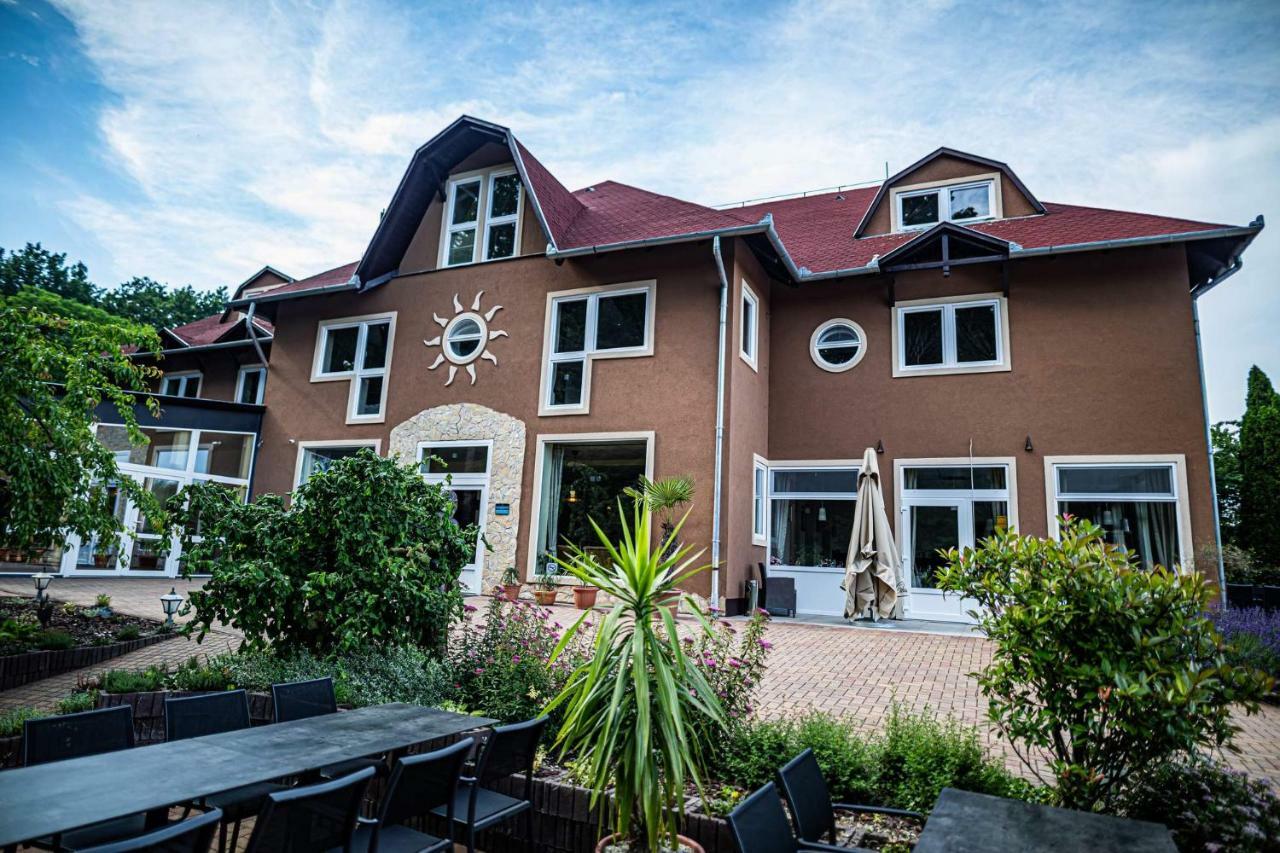Bonne Chance Restaurant And Hotel Bazakerettye Екстер'єр фото